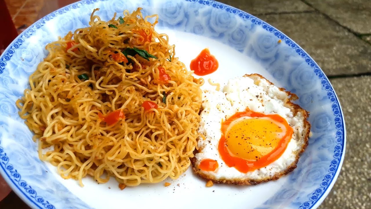 Cách làm mì xào trứng cực ngon cho bữa sáng ngày đầu tuần