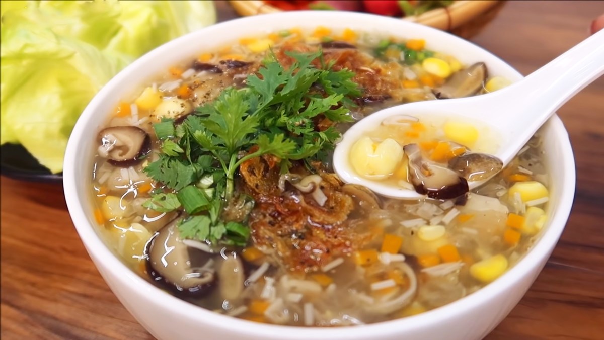 Món súp gà nấu nấm rau củ phù hợp cho người cao tuổi trong mùa nắng nóng.