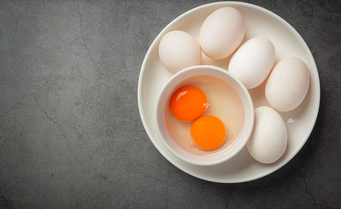 Lòng đỏ trứng vịt giàu vitamin A và chất chống oxy hóa cao hơn đáng kể so với trứng gà.