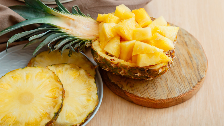Dứa chứa enzyme bromelain và vitamin C tốt cho tiêu hóa và tăng sinh collagen.