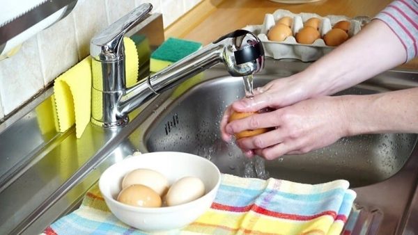 Tại sao không nên rửa trứng trước khi cất tủ lạnh?